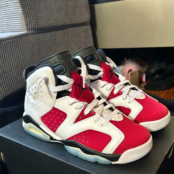 Jordan Retro 6’s, Red & White, Size 6Y = size 6 in men & 8 in women. - Picture 2 of 4